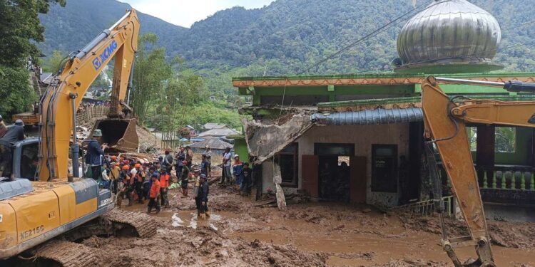 20 bodies recovered from flash floods and landslides on Sumatra island – India TV