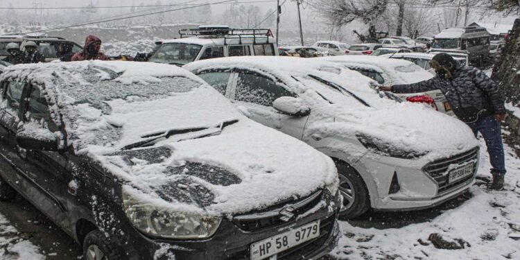 Himachal weather updates Heavy snowfall leads to closure of over 200 roads as severe cold wave intensifies traffic jam – India TV